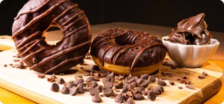 rosquinhas-de-chocolate-com-pote-de-chocolate